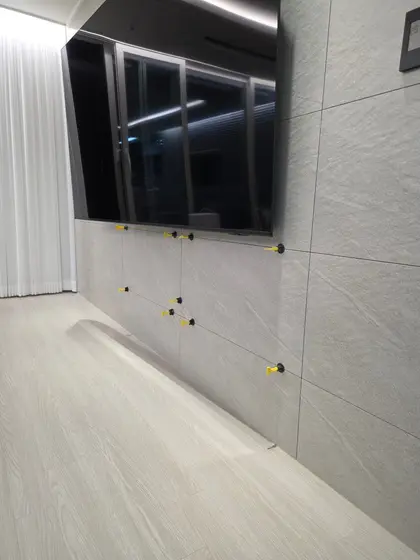 콘센트 철거 후 타일 레벨링